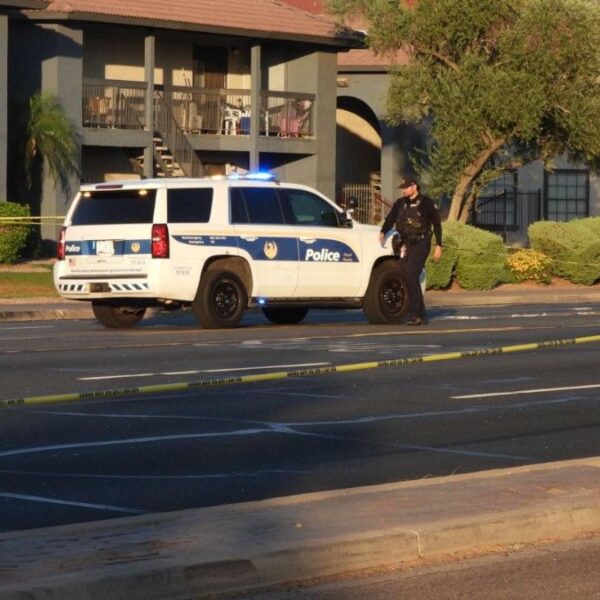 Conducía ebria con su bebé y atropella a un hombre en Phoenix