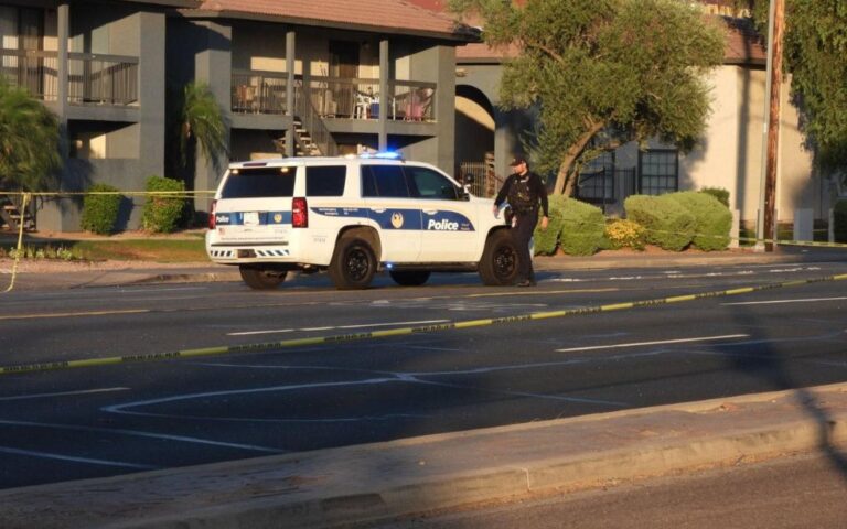 Conducía ebria con su bebé y atropella a un hombre en Phoenix
