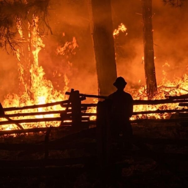 Incendio en Sedona: Bomberos luchan por salvar exclusivos resorts