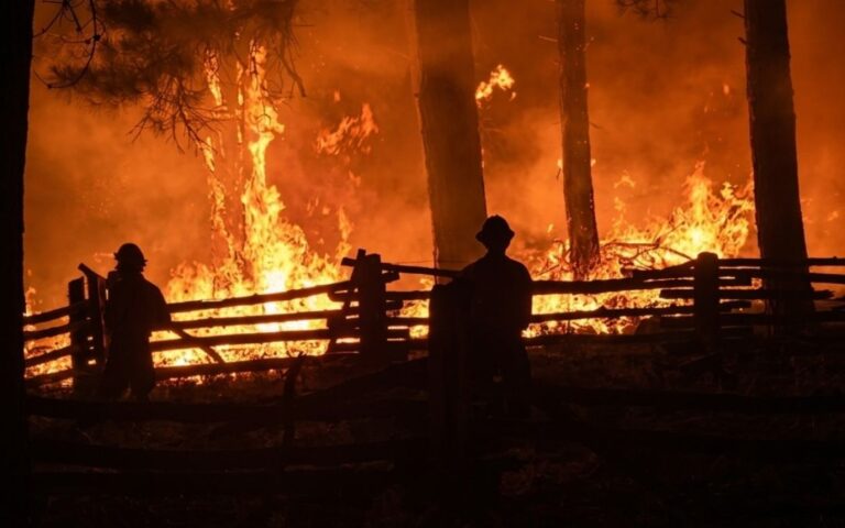 Incendio en Sedona: Bomberos luchan por salvar exclusivos resorts