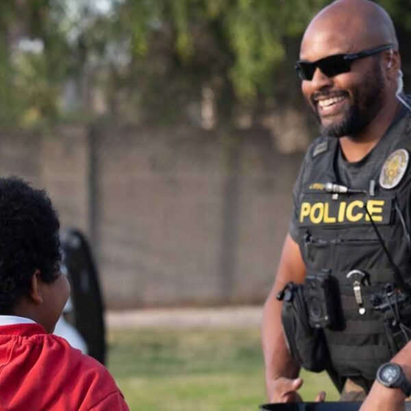Policías jubilados vigilarán escuelas