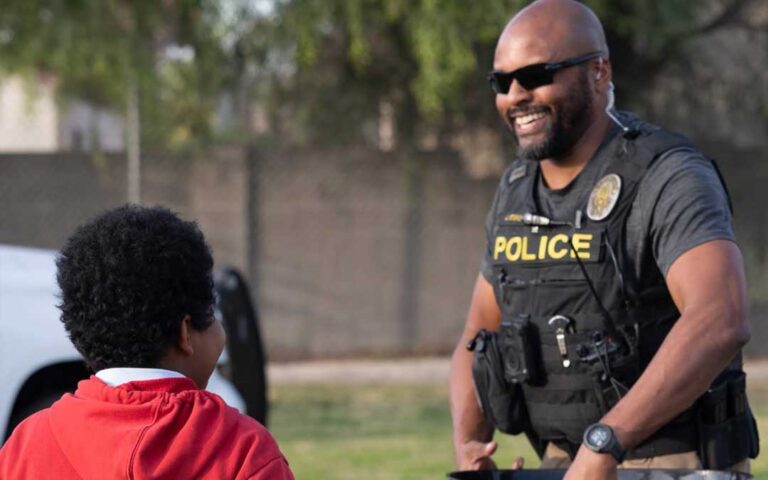 Policías jubilados vigilarán escuelas