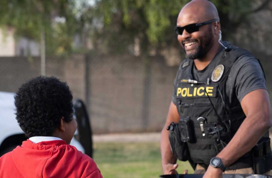 Policías jubilados vigilarán escuelas