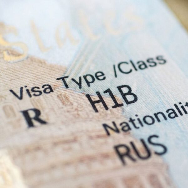 Juez frena impuesto de Trump de 100 mil dólares en visas H-1B