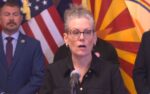 Katie Hobbs señala a Trump por crisis de guarderías en Arizona