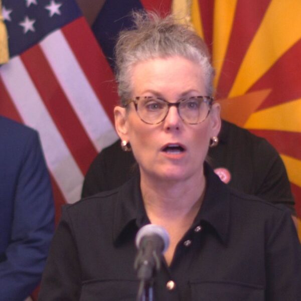 Katie Hobbs señala a Trump por crisis de guarderías en Arizona