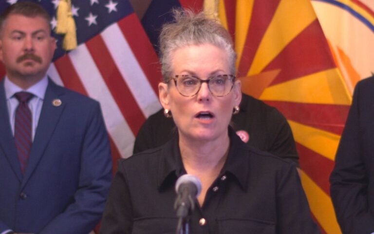 Katie Hobbs señala a Trump por crisis de guarderías en Arizona