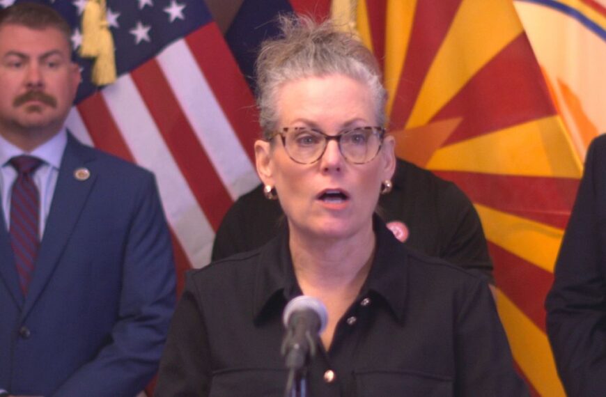 Katie Hobbs señala a Trump por crisis de guarderías en Arizona