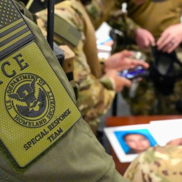 ICE suspende paradas de tránsito tras muerte de inmigrantes