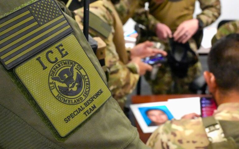 ICE suspende paradas de tránsito tras muerte de inmigrantes