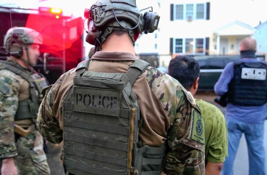 Absuelven a joven por frenar golpiza de ICE a su padre en Phoenix