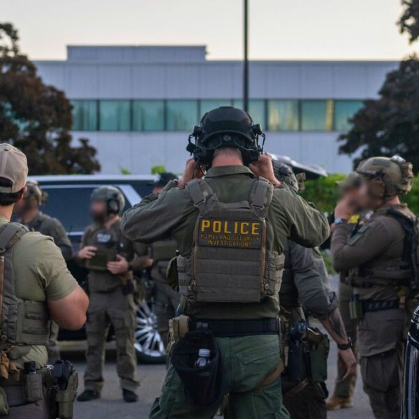 ICE intensifica redadas: un muerto y 10 mil detenidos