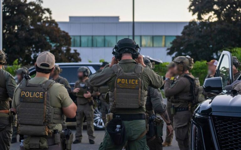 ICE intensifica redadas: un muerto y 10 mil detenidos