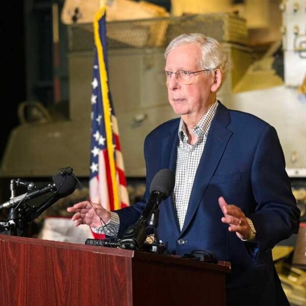 Mitch McConnel se recupera, dicen