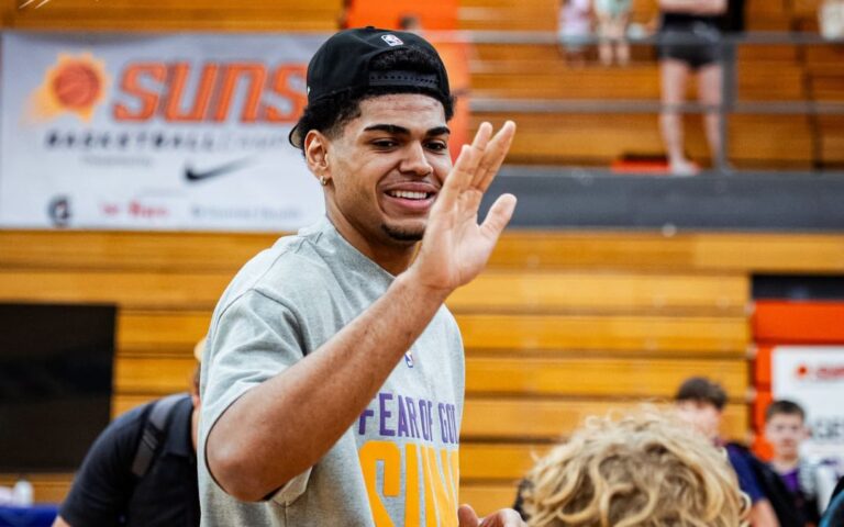 Phoenix Suns suman al novato local Koa Peat y a Miles Bridges