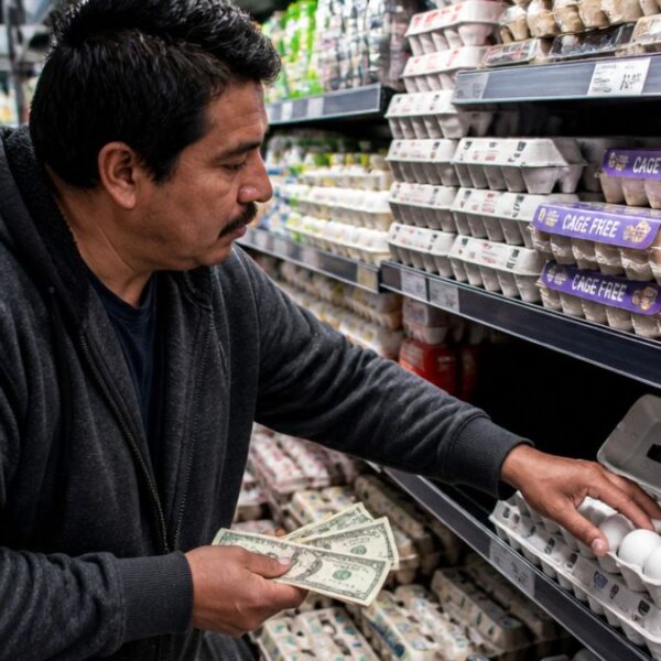 Sancionan a productores por inflar el precio del huevo