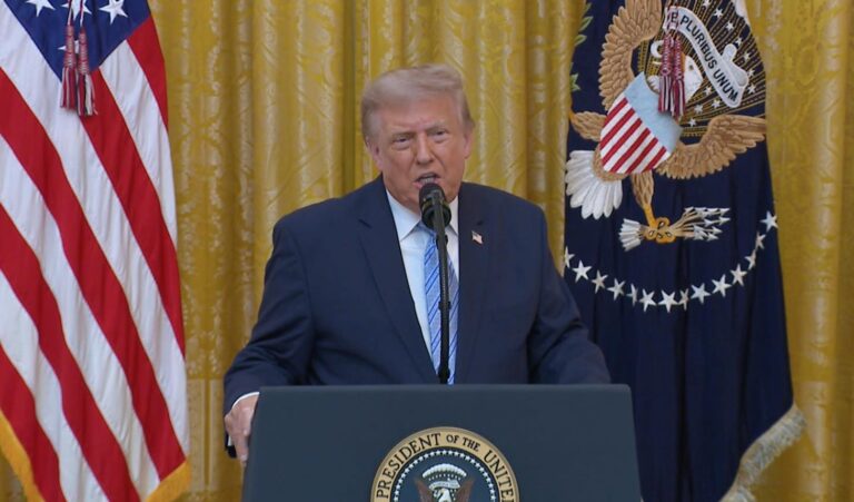Donald Trump insiste en el fraude electoral y empuja el SAVE Act