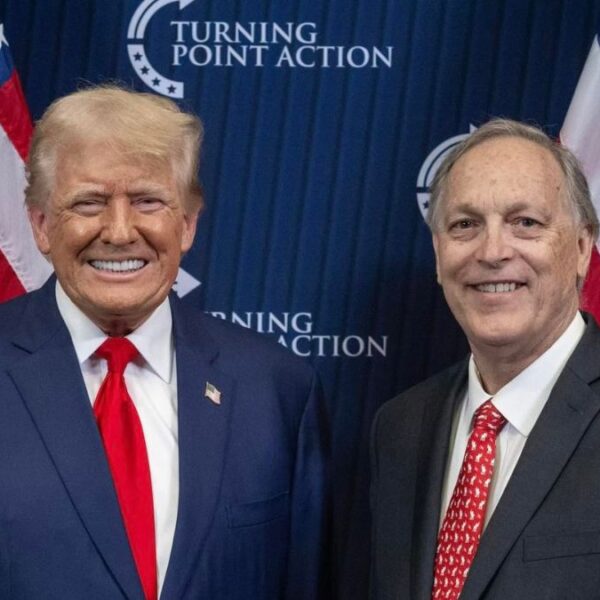 Candidatos de Trump triunfan en primarias de Arizona