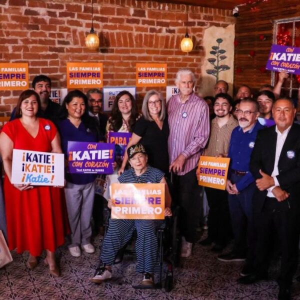 Katie Hobbs lanza ‘familias primero’ para buscar el voto latino