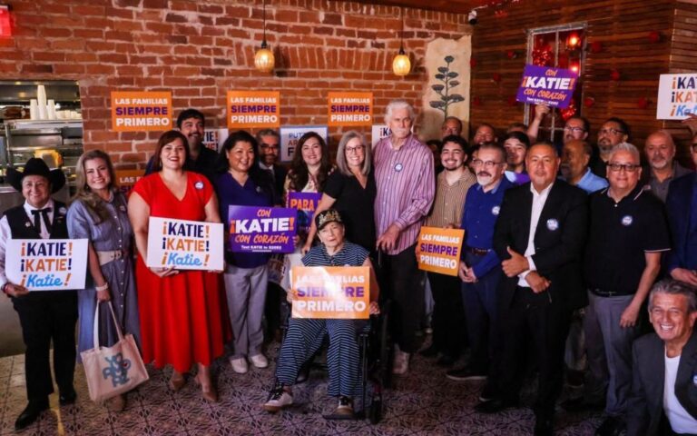 Katie Hobbs lanza ‘familias primero’ para buscar el voto latino