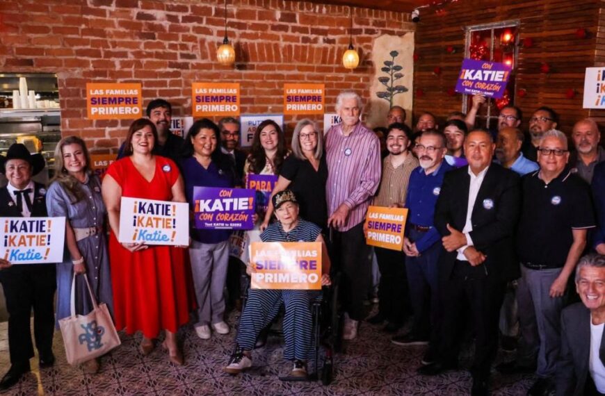 Katie Hobbs lanza ‘familias primero’ para buscar el voto latino