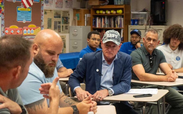 Mark Kelly alerta por sarampión: ‘La vacuna funciona’