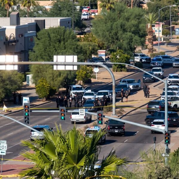 Fuerte operativo en Glendale: Conductor choca contra patrullas y muere