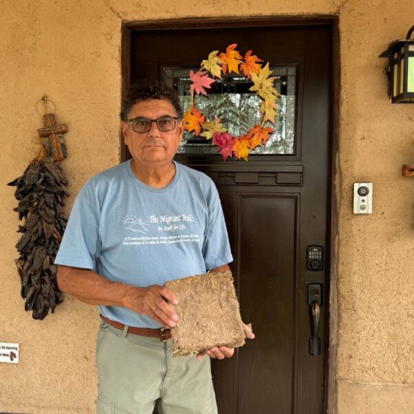 Oasis ecológico en el desierto: Silverio Ontiveros y sus casas de adobe