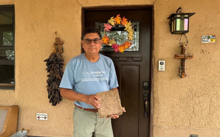Oasis ecológico en el desierto: Silverio Ontiveros y sus casas de adobe
