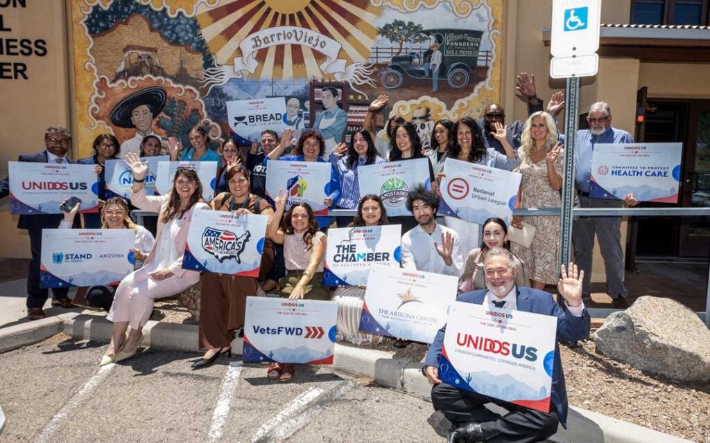 Gran asistencia de líderes comunitarios y políticos a la mesa redonda convocada por UnidosUS en el Tucson Small Business Center. CORTESIA: Phil Soto