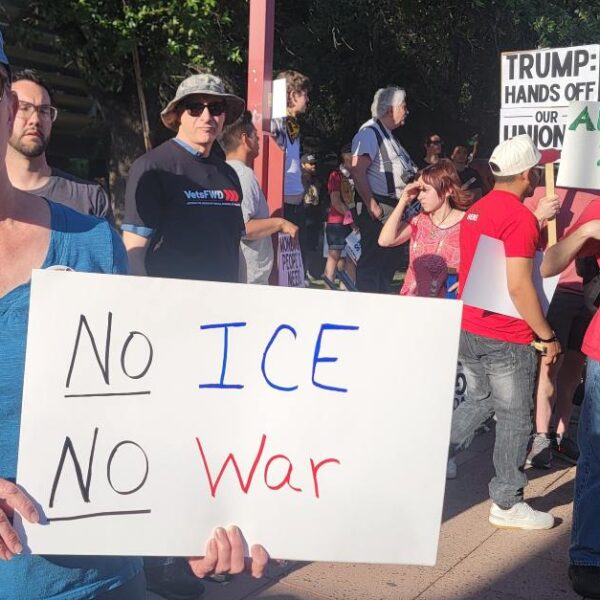 Pese al calor realizan manifestaciones contra ICE demandando justicia para inmigrantes