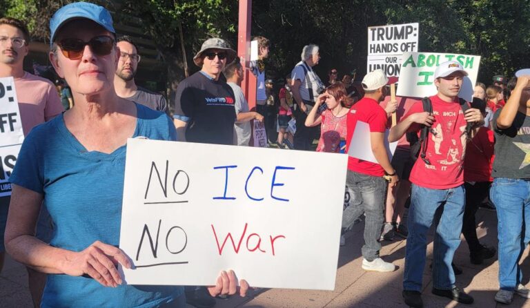 Pese al calor realizan manifestaciones contra ICE demandando justicia para inmigrantes