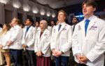 Primera generación de médicos ingenieros en ASU recibe bata