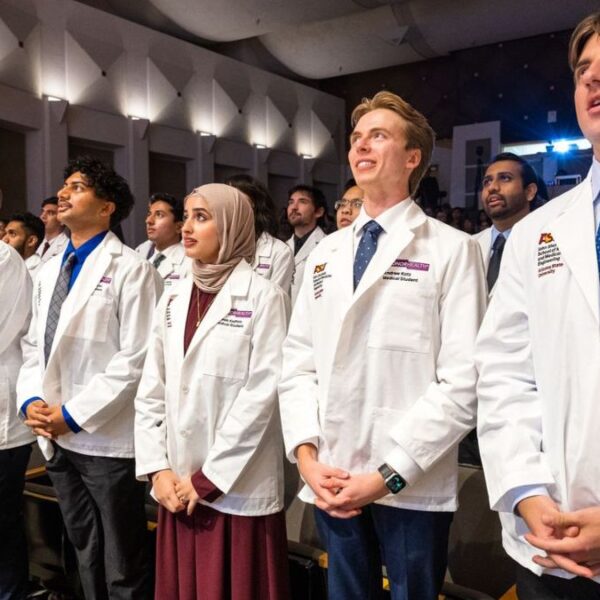 Primera generación de médicos ingenieros en ASU recibe bata