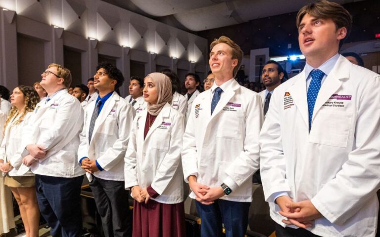 Primera generación de médicos ingenieros en ASU recibe bata