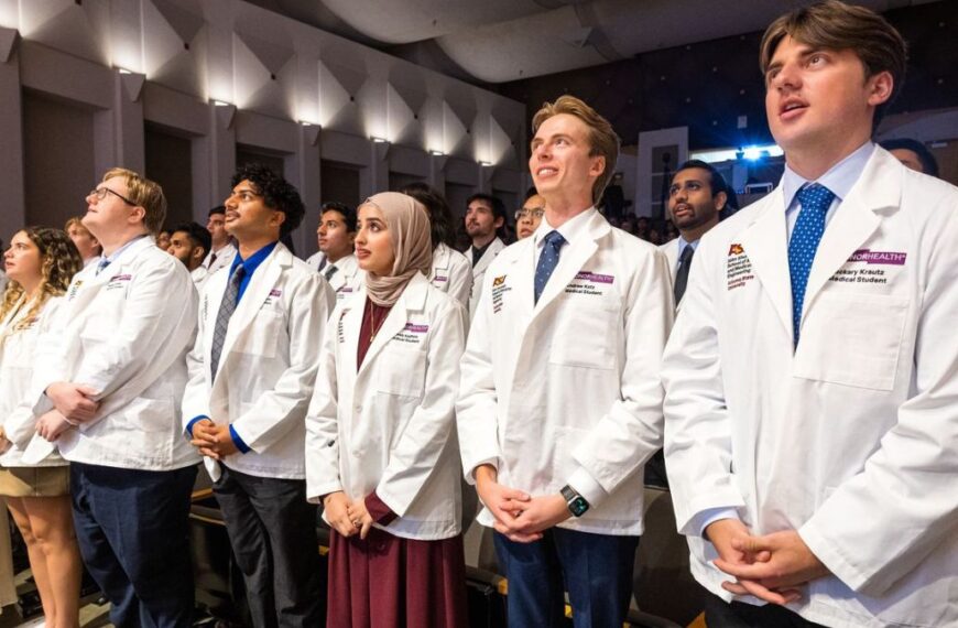 Primera generación de médicos ingenieros en ASU recibe bata