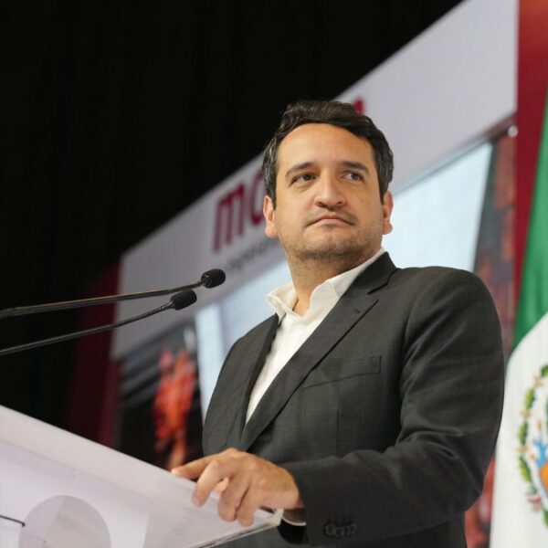 Retiran visa a López Beltrán; acusa represalia política