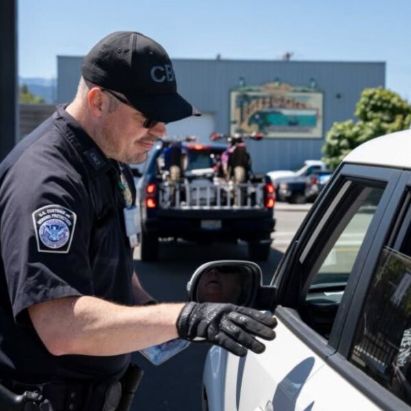 CBP revoca más de 600 visas por turismo de nacimiento
