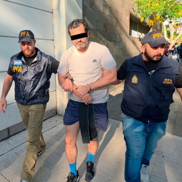México negocia con Argentina traslado de excontralmirante