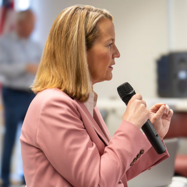 Katie Hobbs Libre de Cargos Tras Investigación de Fiscal de Arizona