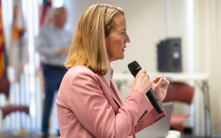 Katie Hobbs Libre de Cargos Tras Investigación de Fiscal de Arizona