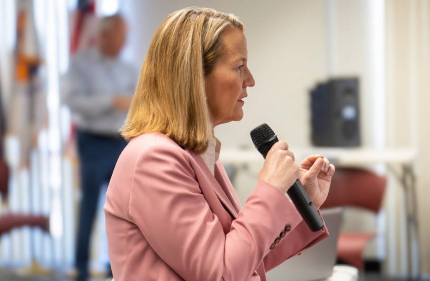 Katie Hobbs Libre de Cargos Tras Investigación de Fiscal de Arizona