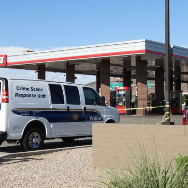 Hallan a hombre baleado cerca de gasolinera QT en Phoenix