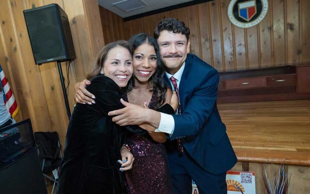 Celebración Lisbeth Arescurenaga, la senadora Analise Ortiz y Alberto Flores, al ganar la primaria tienen prácticamente aseguraron su lugar en la legislatura. CORTESIA: Lisbeth Arescurenaga / Facebook