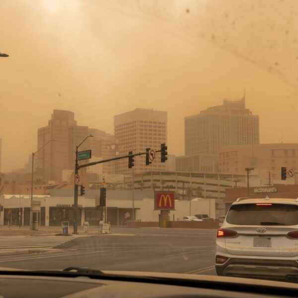 Alertan por aire peligroso en Phoenix tras histórica tormenta de polvo