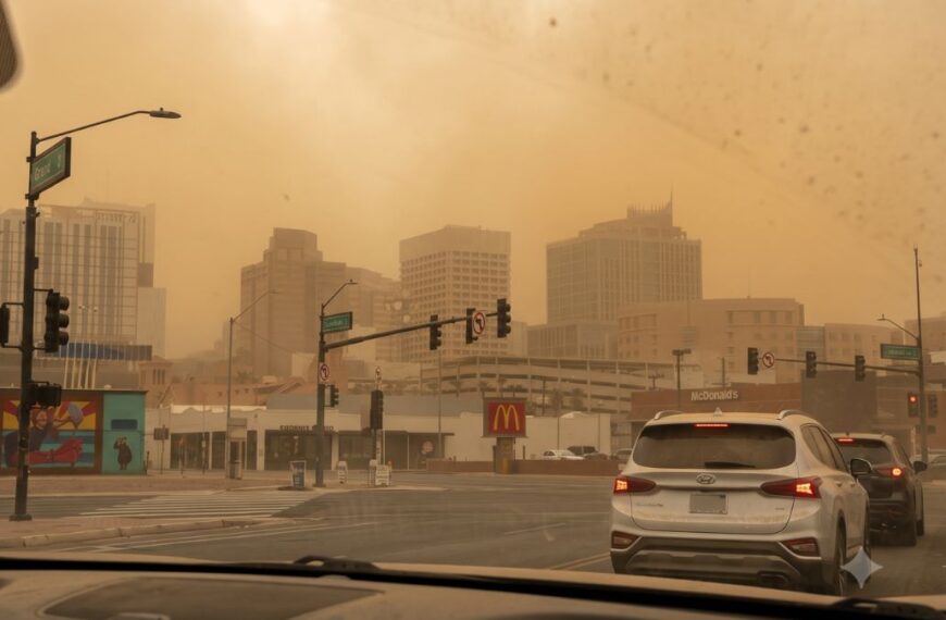Alertan por aire peligroso en Phoenix tras histórica tormenta de polvo