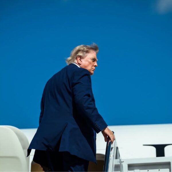 Ocultan a Trump en camión de comida para huir de amenaza de Irán
