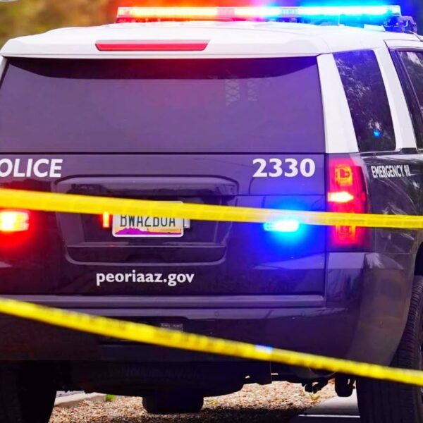 Padres Arrestados por Muerte de Niño Olvidado en Auto, en Peoria