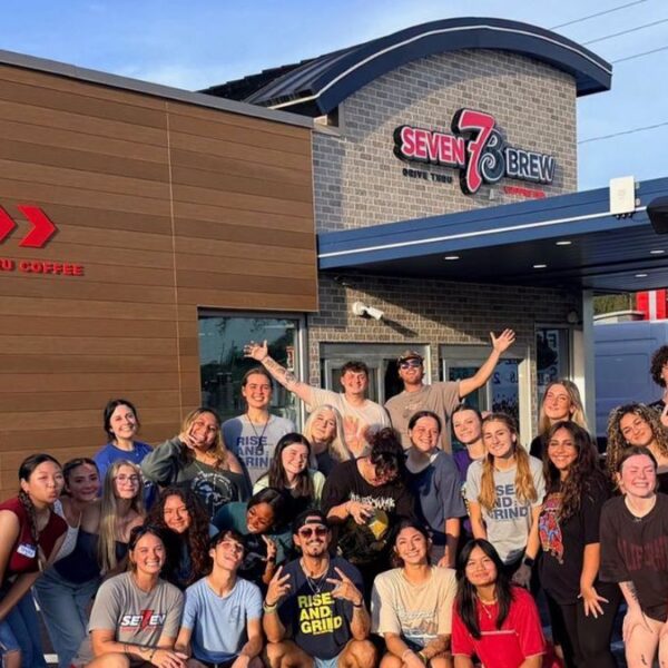 7 Brew supera a Dutch Bros y compra locales de Salad and Go