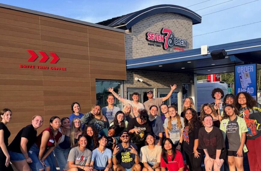 7 Brew supera a Dutch Bros y compra locales de Salad and Go